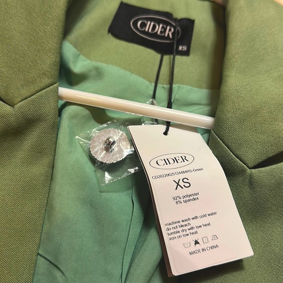 Cute button sage cropped blazer - Picture 3 of 3